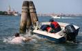Centra la briccola col barchino, 50enne finisce in laguna