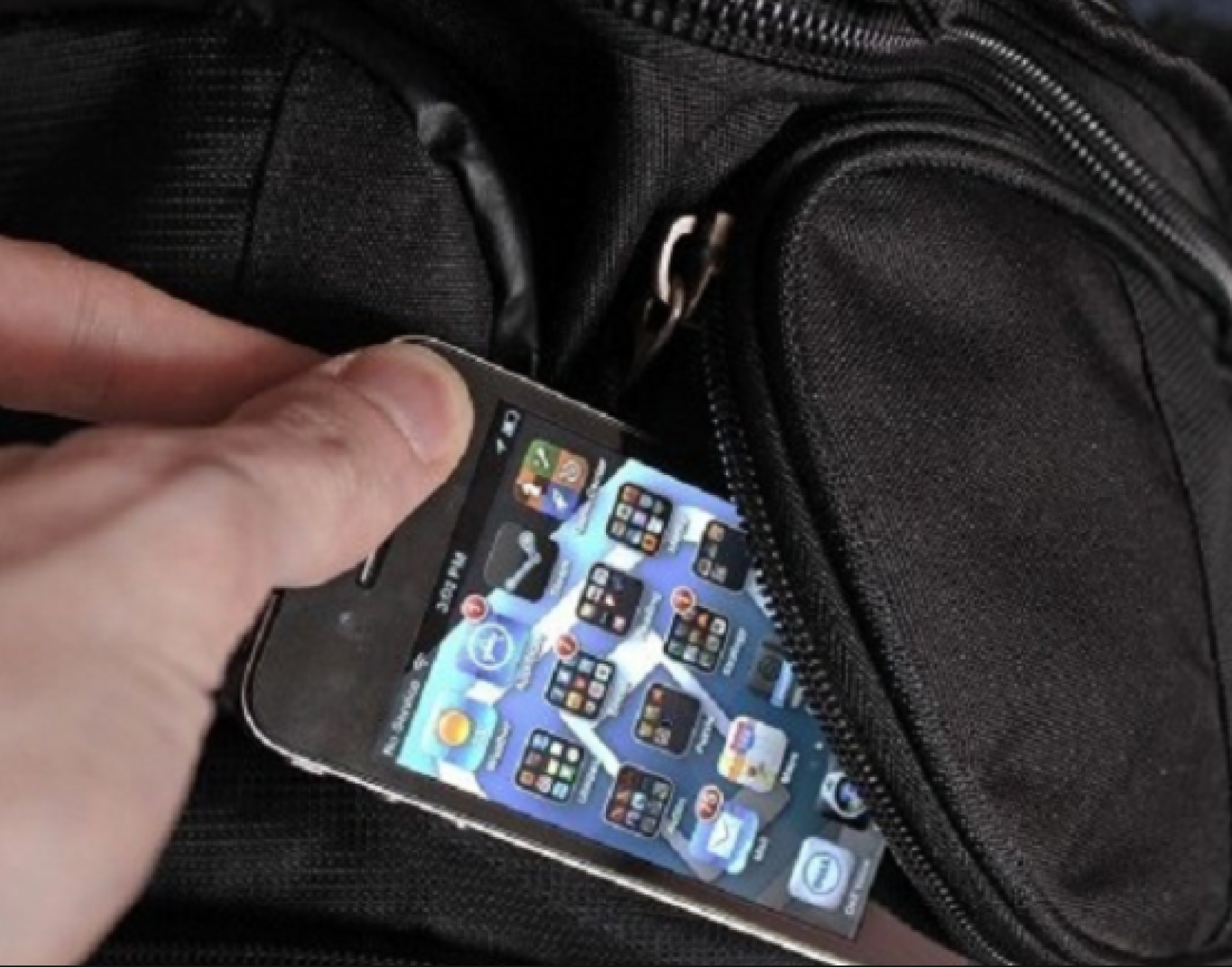 Rubano un cellulare e finiscono nei guai per ricettazione