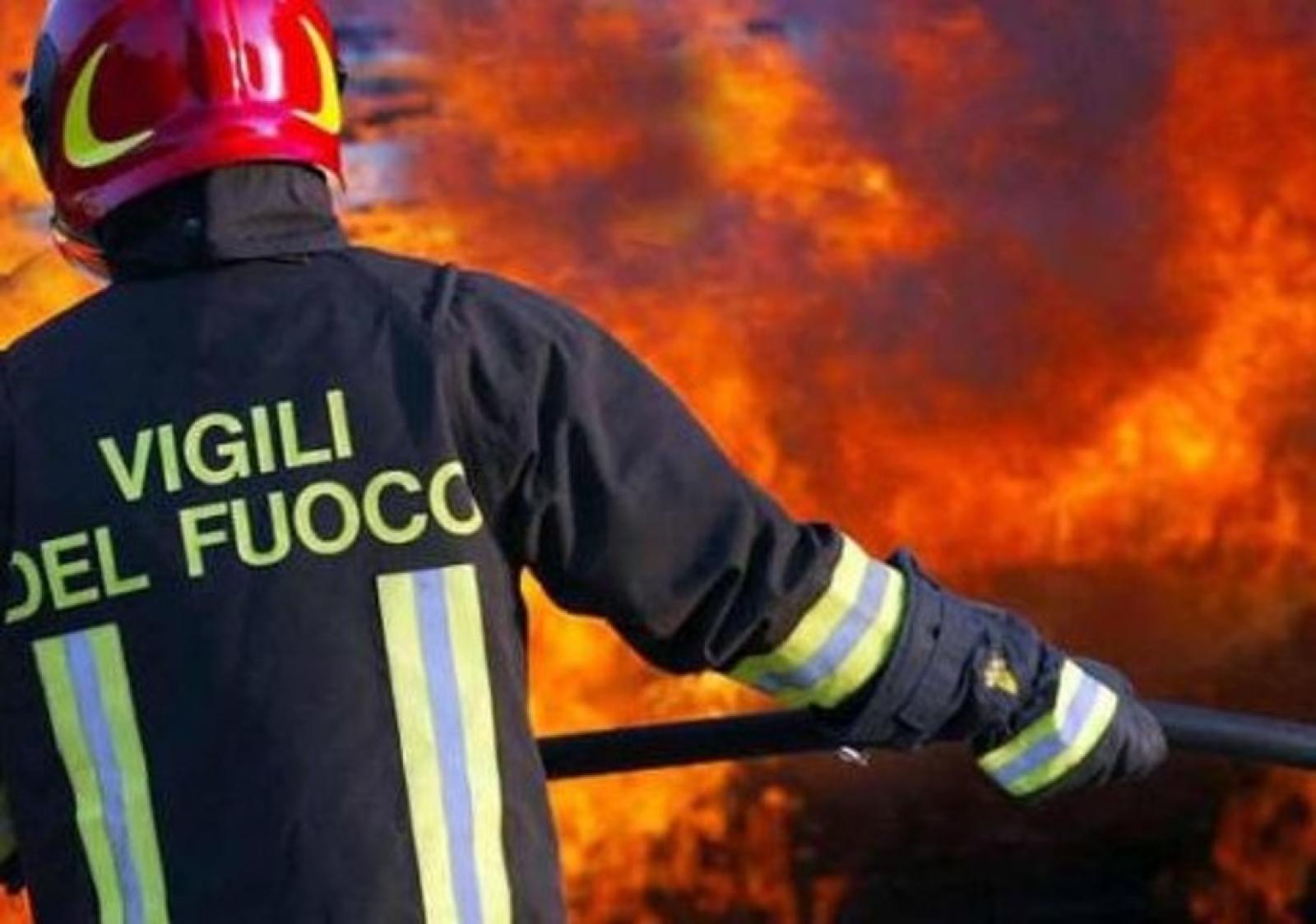 Paura nella notte per un incendio di balle di fieno