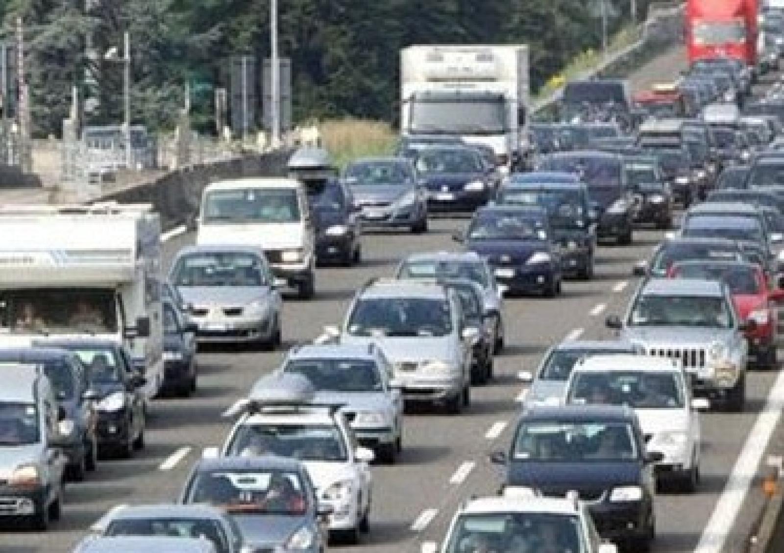 A13: camion si rovescia all'altezza di Boara. Un ferito e code