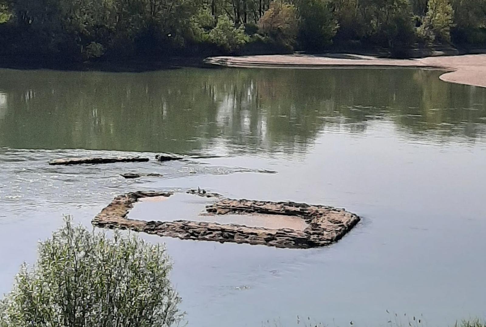 Adige in secca, riaffiora la fortezza