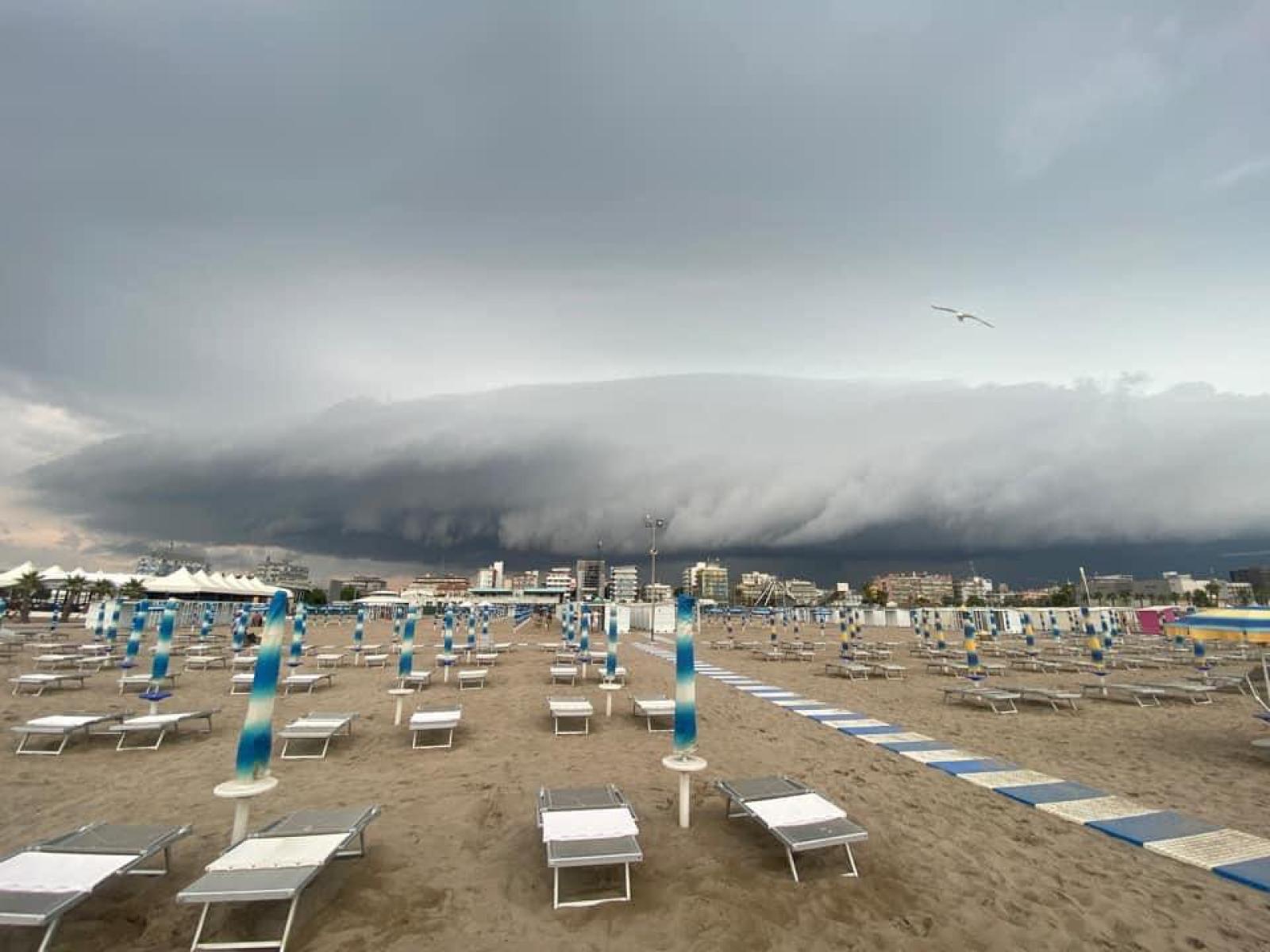 Piogge, temporali e sabbia sahariana: una perturbazione dal Nord Africa investe l&rsquo;Italia