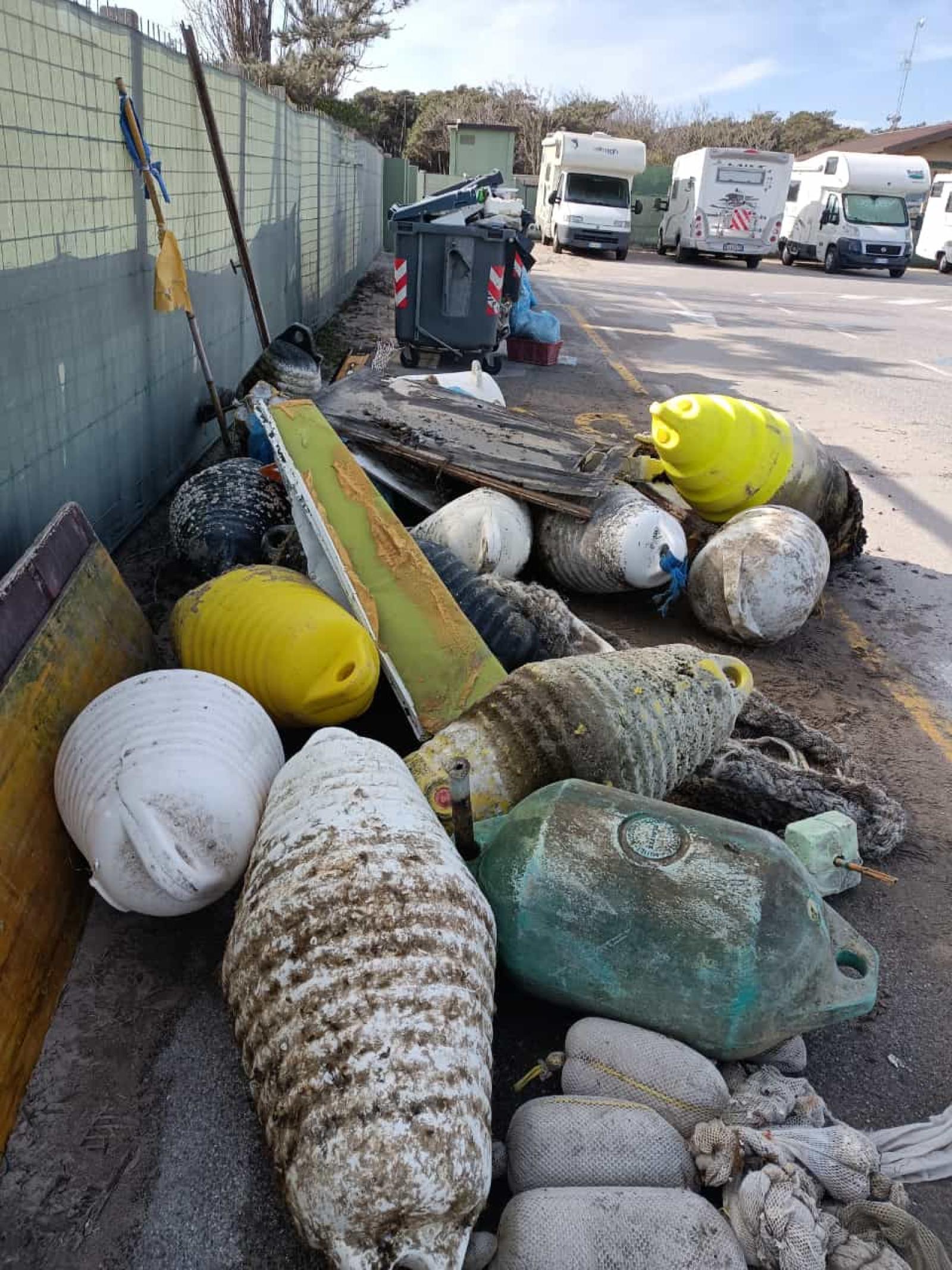 I bimbi ripuliscono la spiaggia, c'&egrave; futuro!