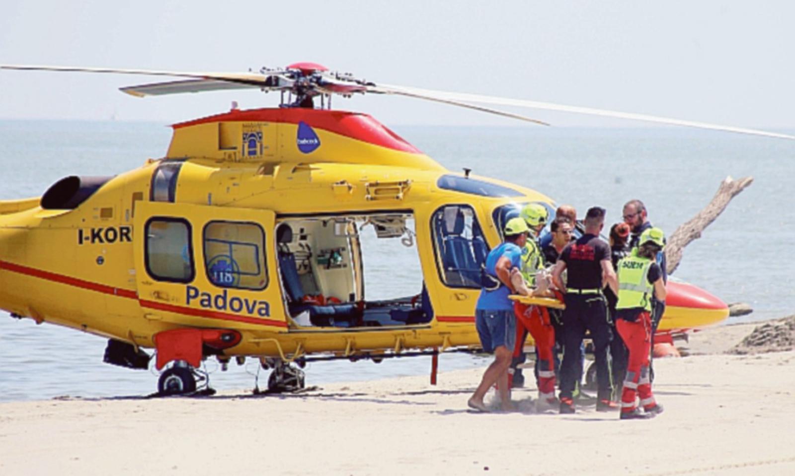 Malore in acqua, muore a riva dopo i soccorsi