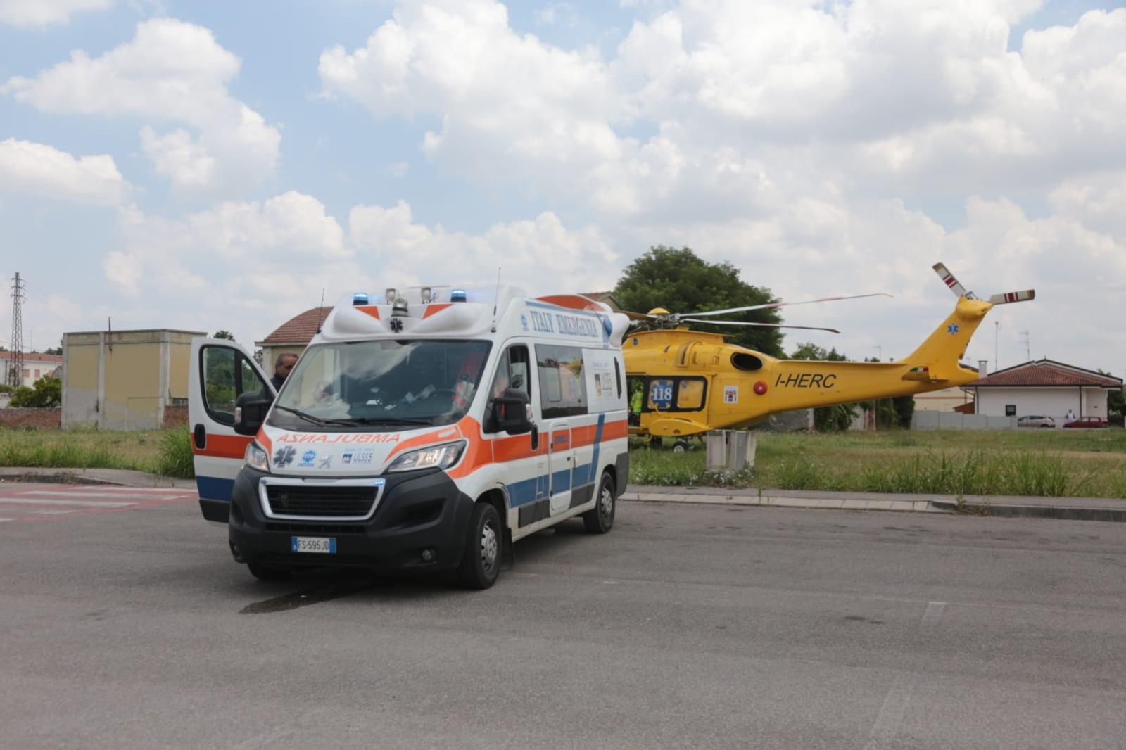 Choc in strada: 54enne si d&agrave; fuoco per protesta