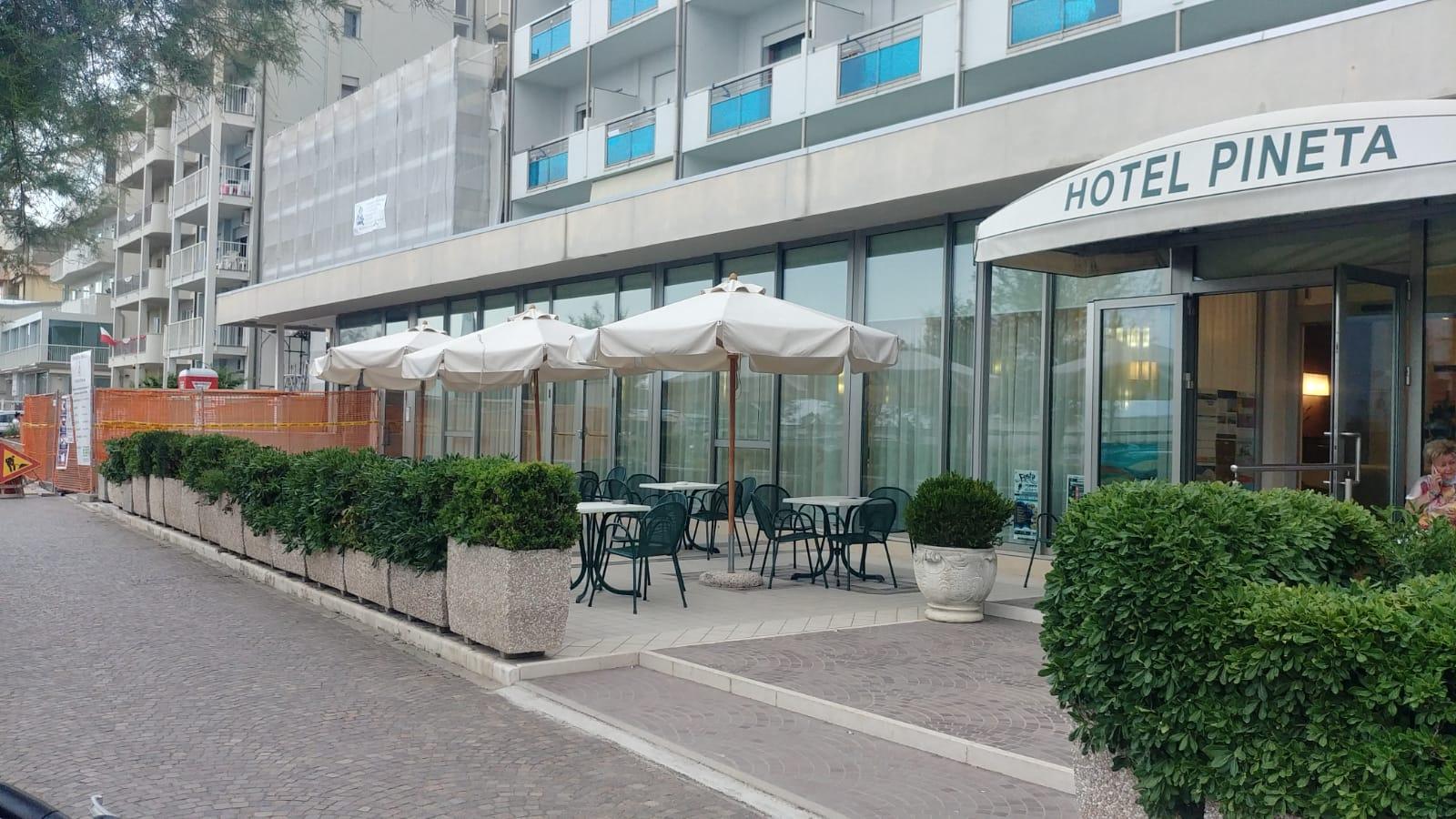 chioggia sottomarina hotel Pineta: un cantiere sul lungomare Adriatico fa scappare i turisti   