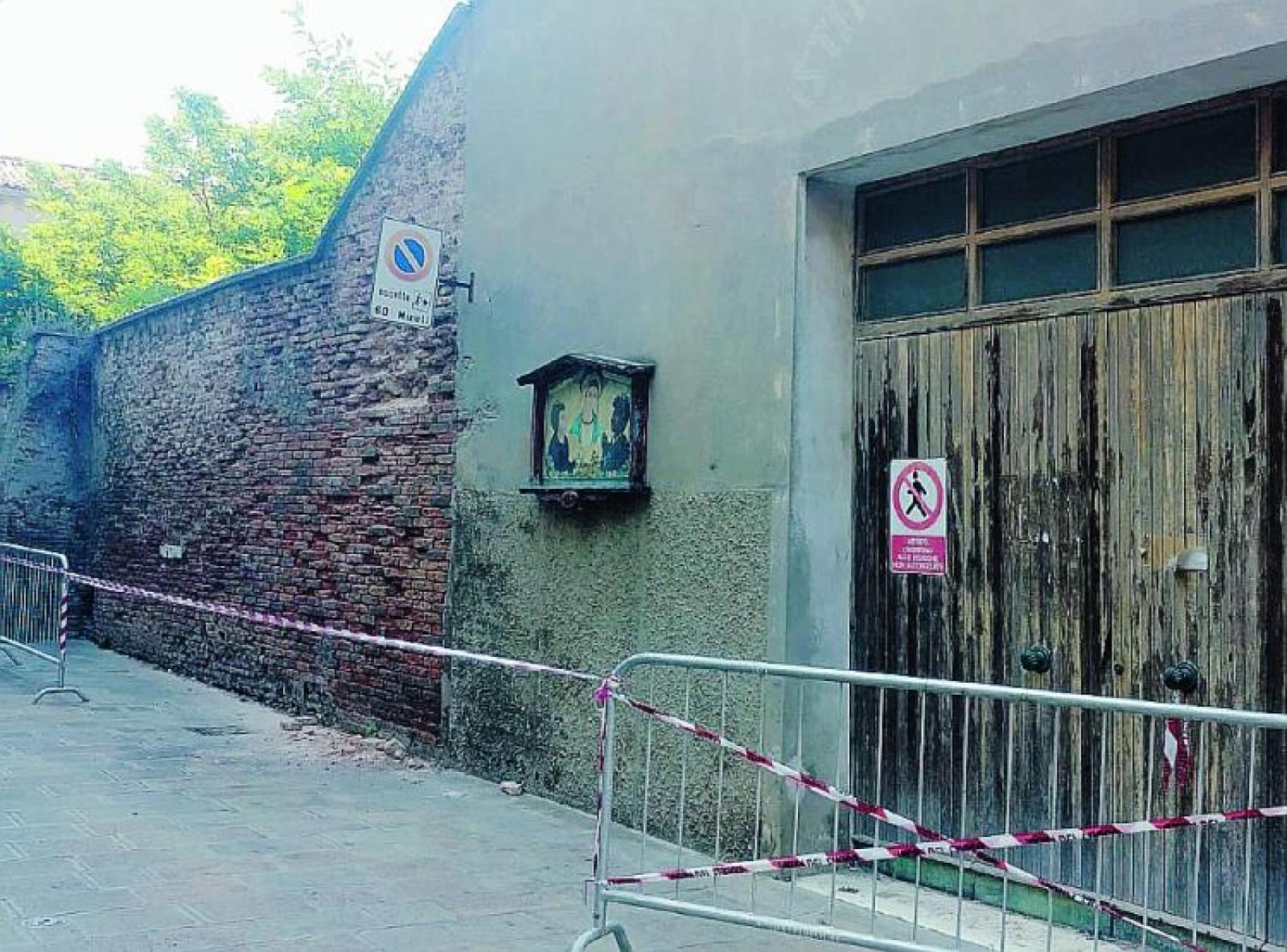 Ex convento, scontro sulla petizione