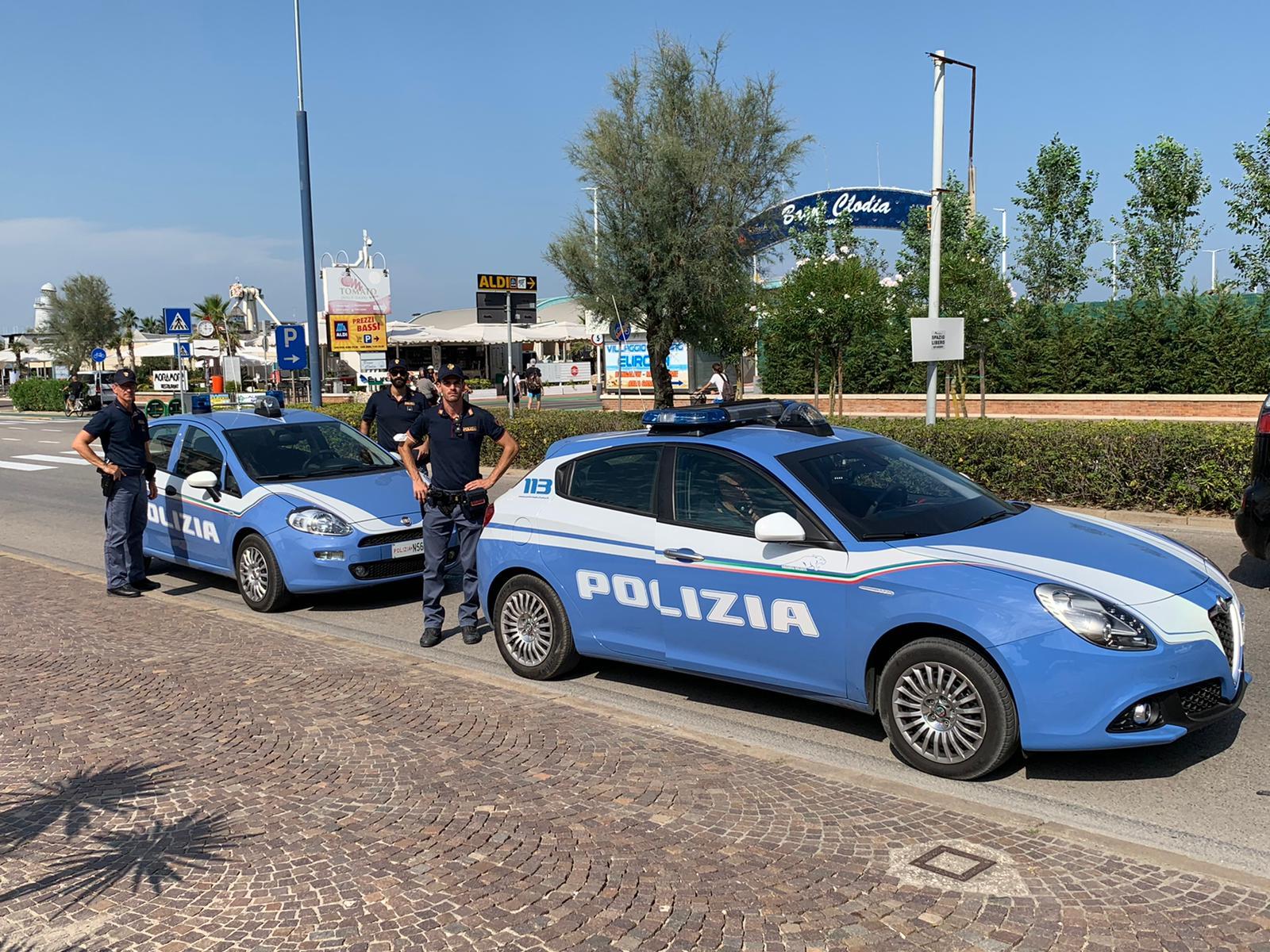 Lo fermano per una manovra azzardata, trovano uno spacciatore di cocaina