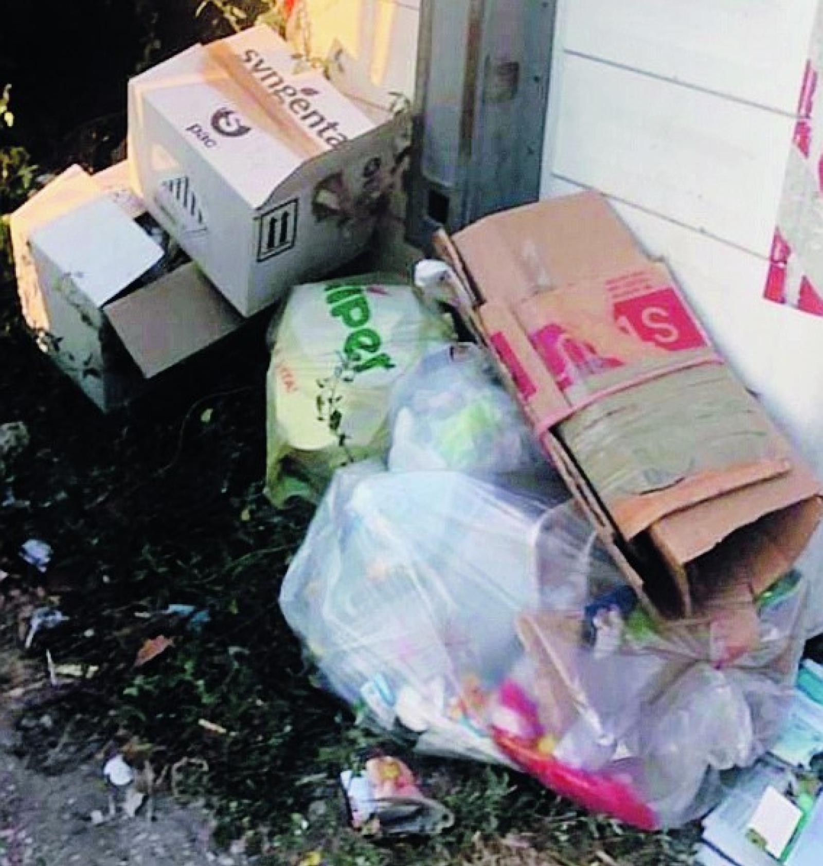 Rifiuti gettati ai piedi delle isole ecologiche