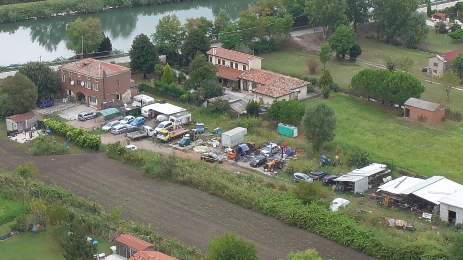 Sequestrato un terreno con rifiuti speciali grande come un campo da calcio