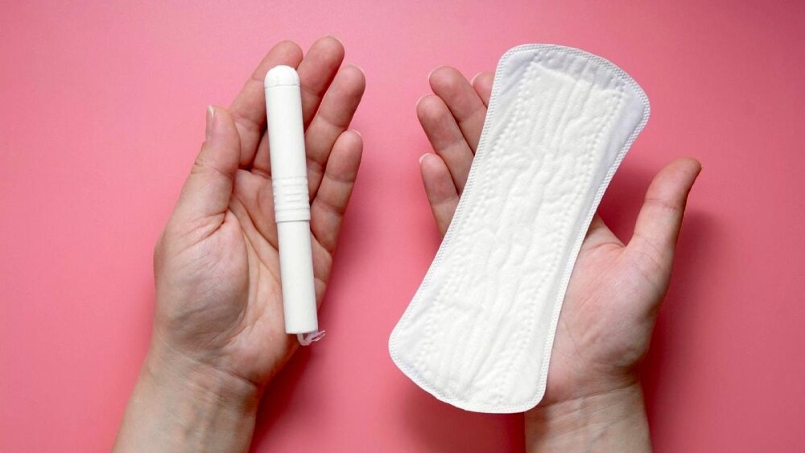 Assorbenti gratuiti a scuola, domenica la distribuzione