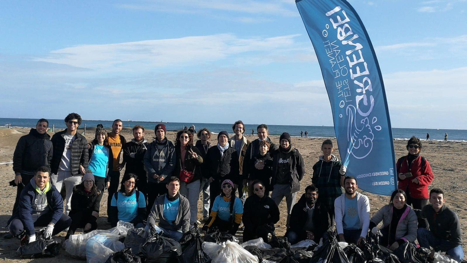 Il Natale si festeggia, ripulendo la spiaggia