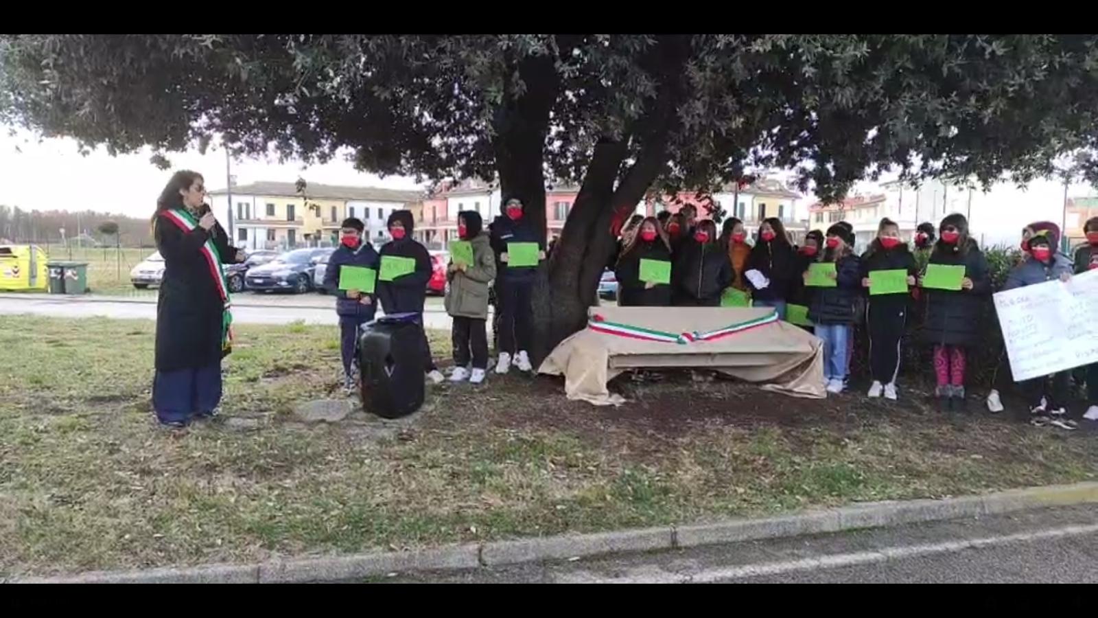 Inaugurata una panchina rossa in frazione