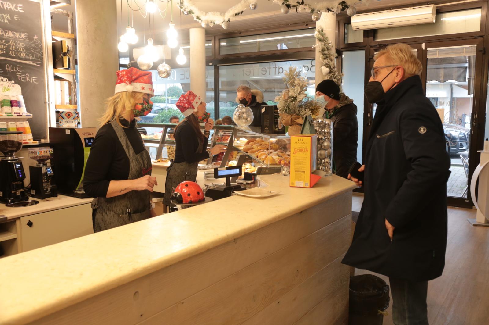 Mascherine sempre, green pass anche al bancone del bar