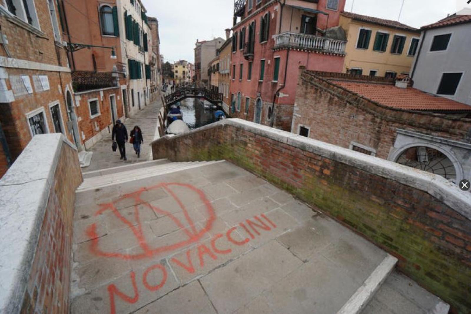Scritte no vax sui ponti e sui muri della citt&agrave;