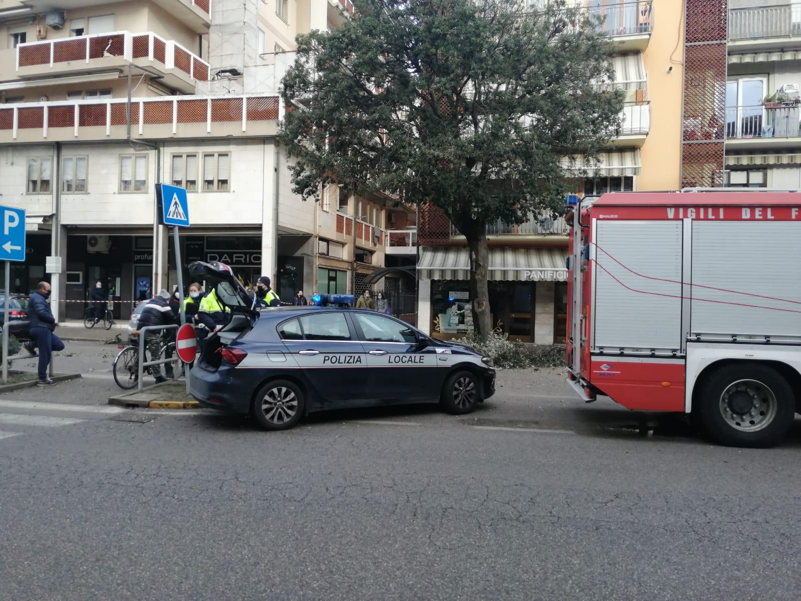 Ubriaco al volante centra il carro attrezzi