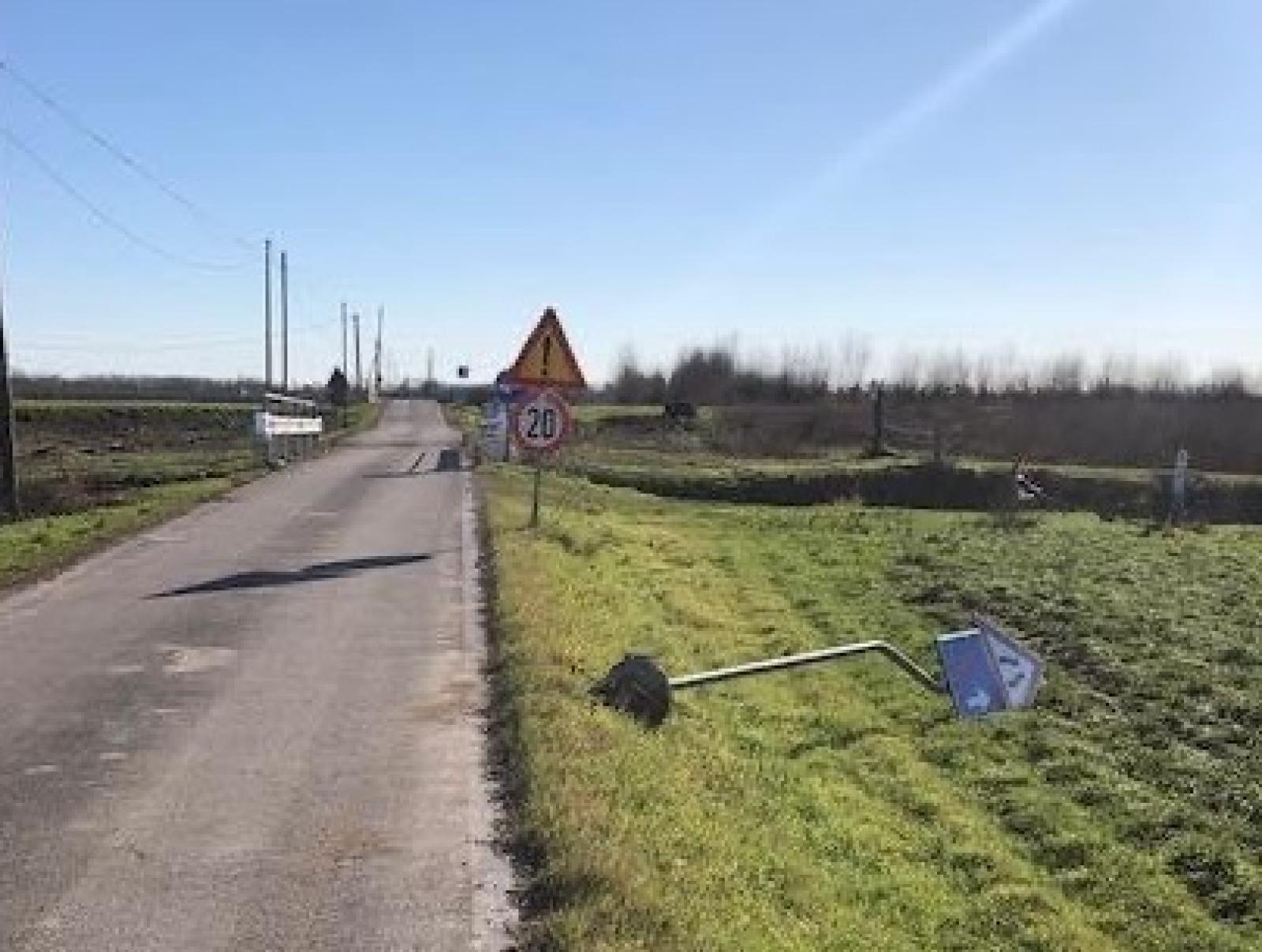 Vandali ancora in azione divelti i segnali verticali