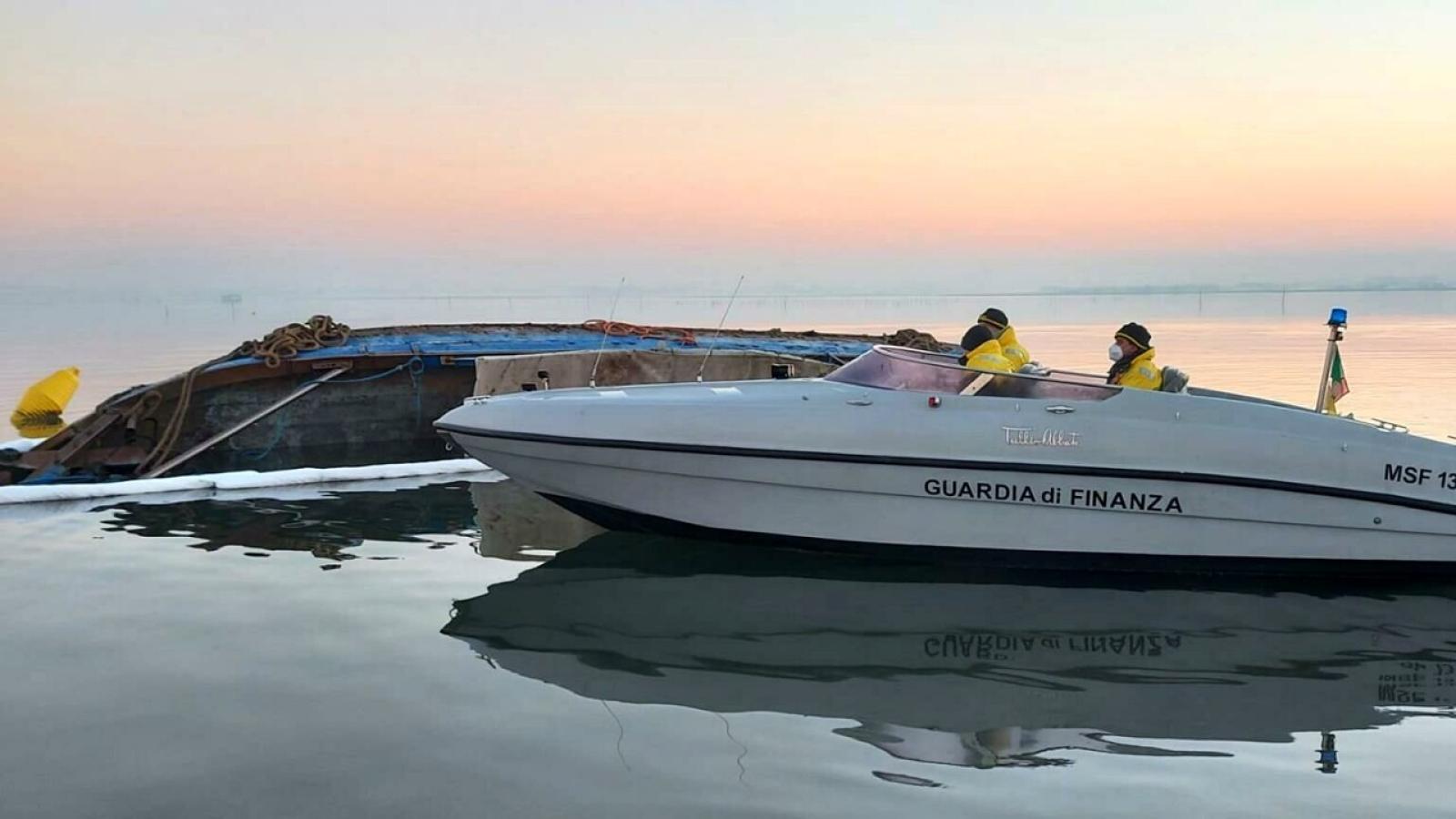 La Finanza trova un motopeschereccio affondato in laguna