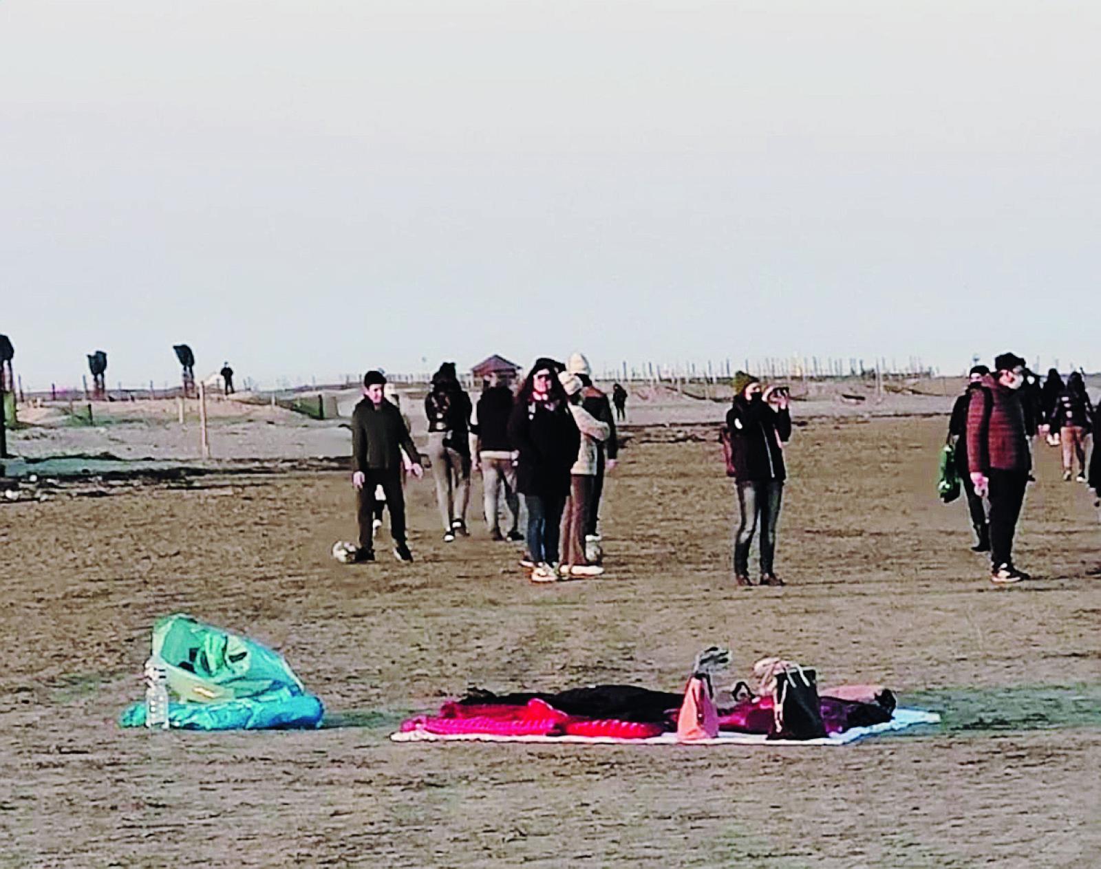 Col sole i primi venditori abusivi in spiaggia