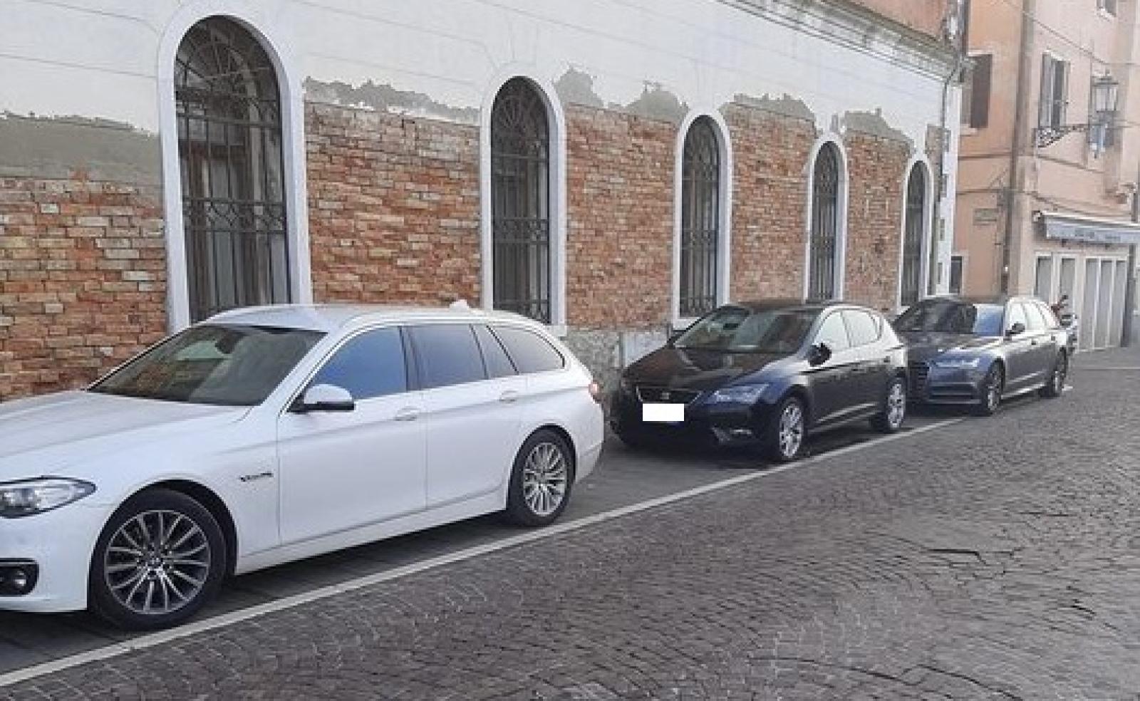 Parcheggiano l'auto sul marciapiede della fondamenta