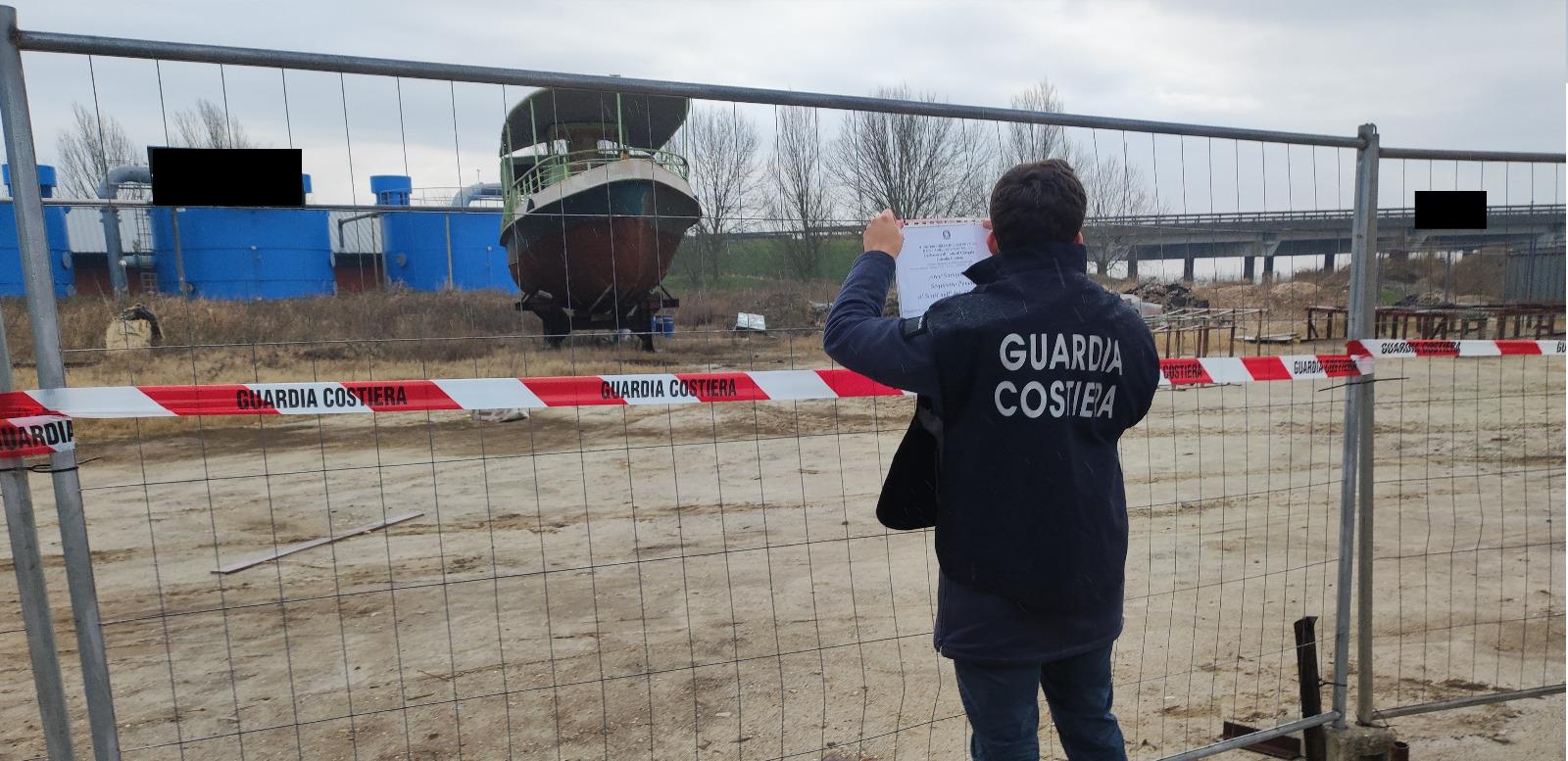 Discarica di rifiuti nel cantiere navale, sequestro della Guardia costiera