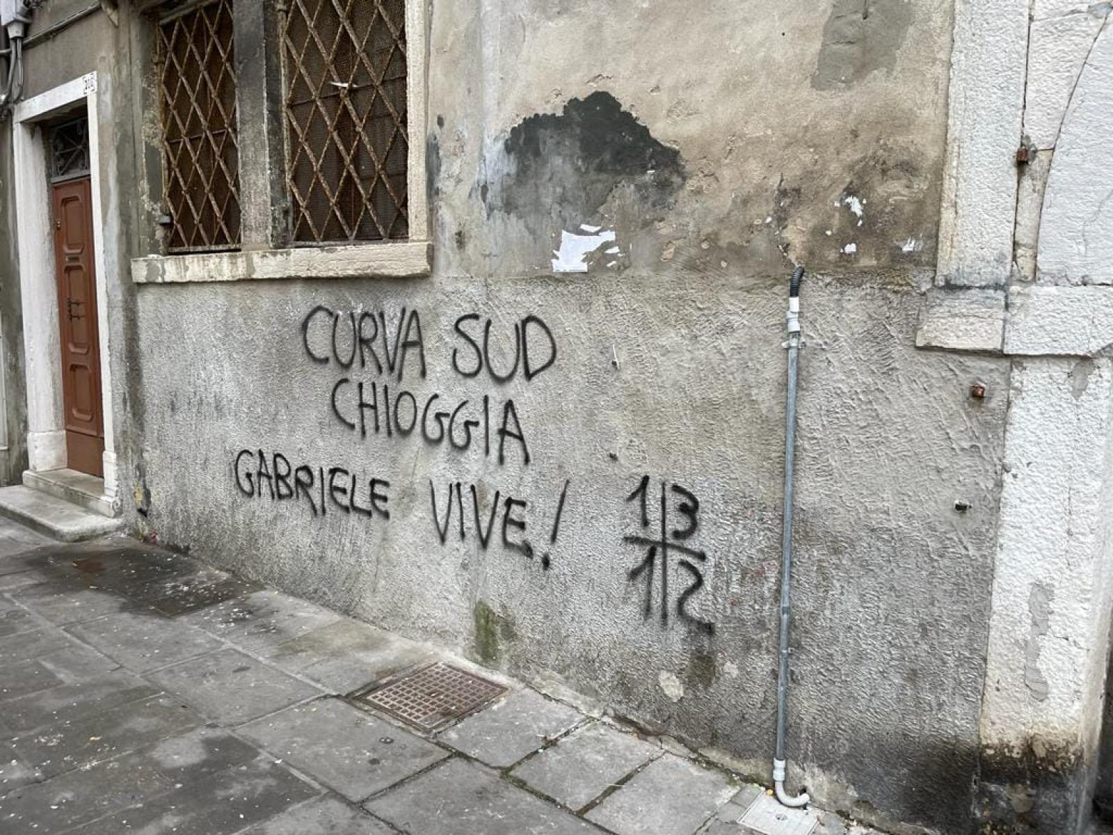 Muri imbrattati, indagini in corso