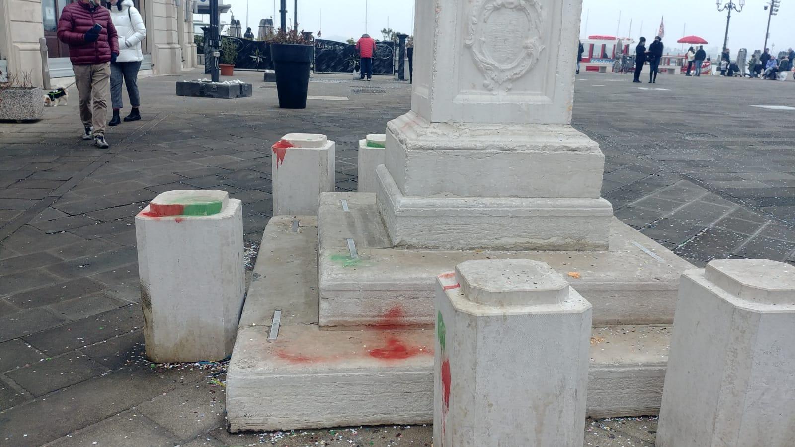 Monumento imbrattato, sono stati dei bimbi