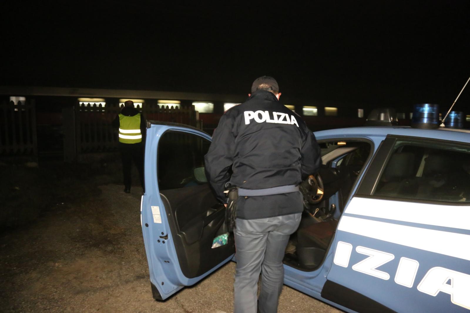 Accoltellato al bar, l'aggressore in fuga