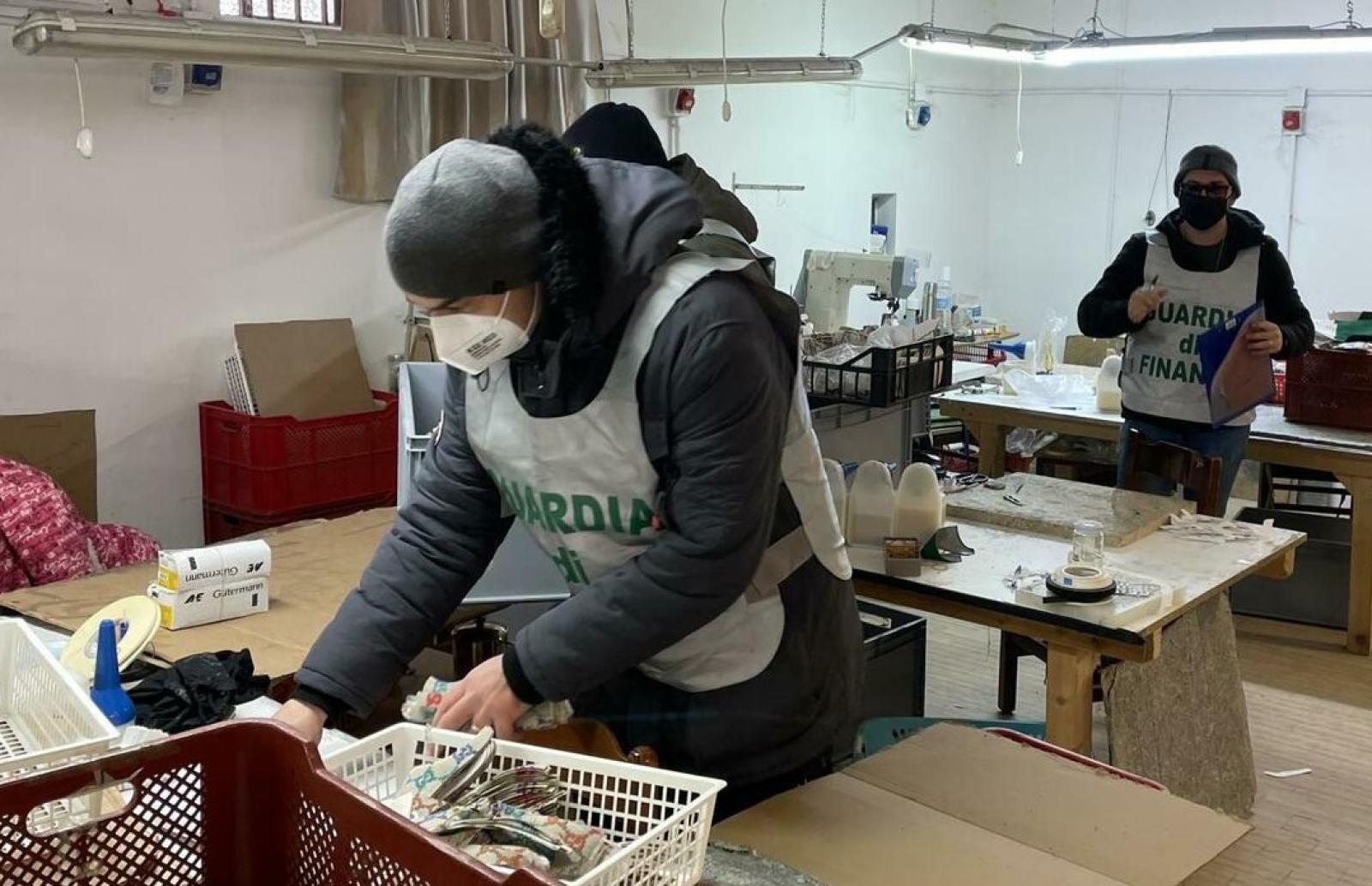 Fiamme gialle, sei laboratori sequestrati con 38 lavoratori irregolari