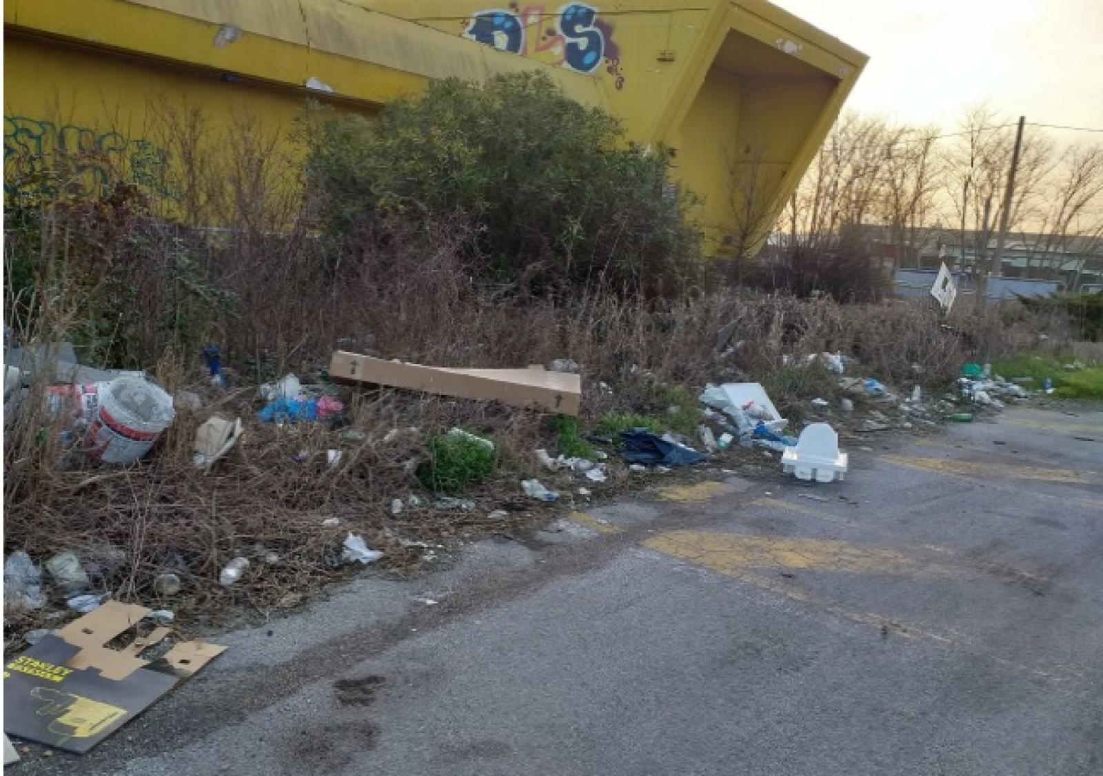 Ex Mercatone Uno, discarica nel parcheggio