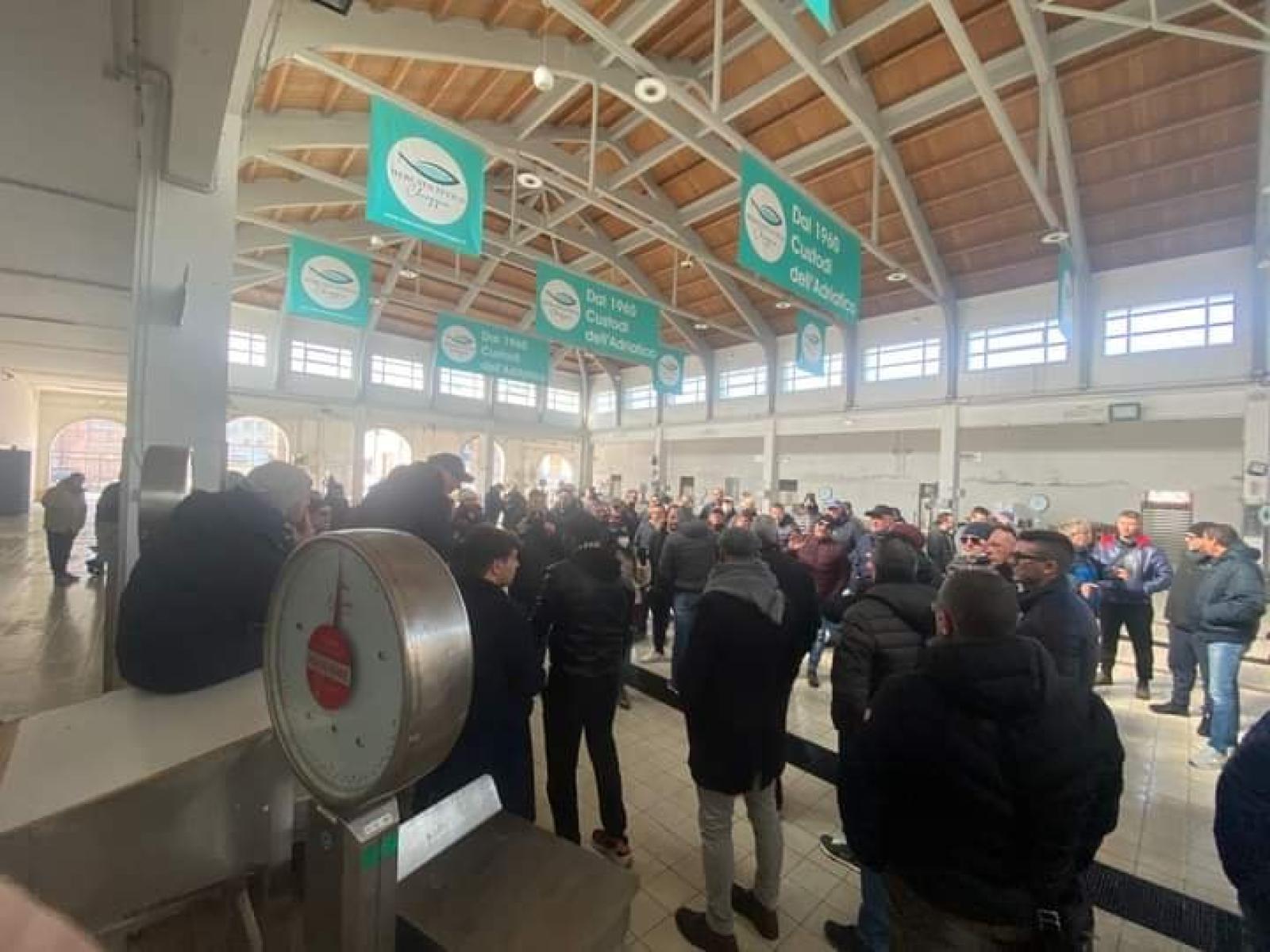 Caro gasolio, la protesta spacca le marinerie