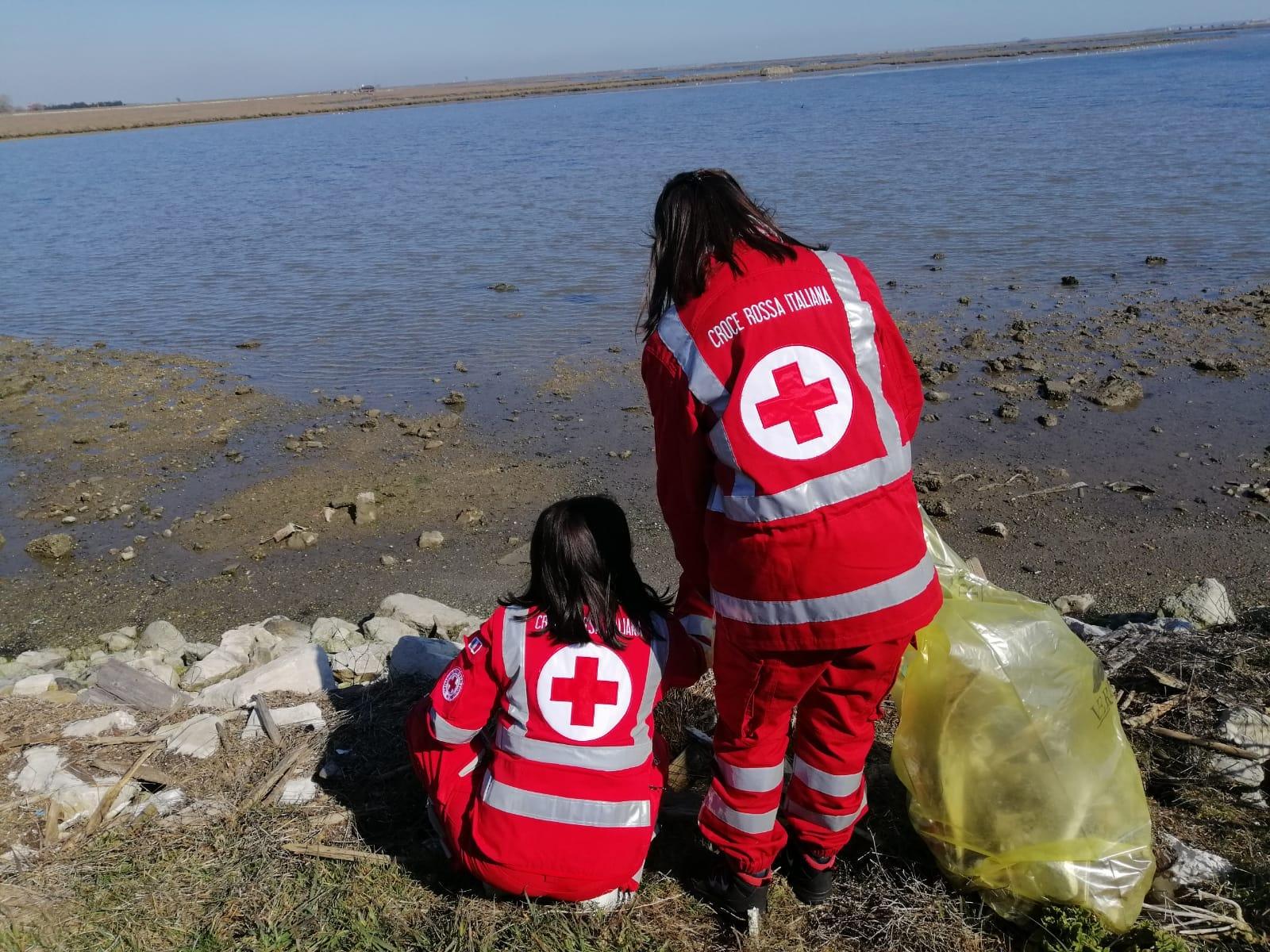 La Croce Rossa vende colombe e uova per beneficenza