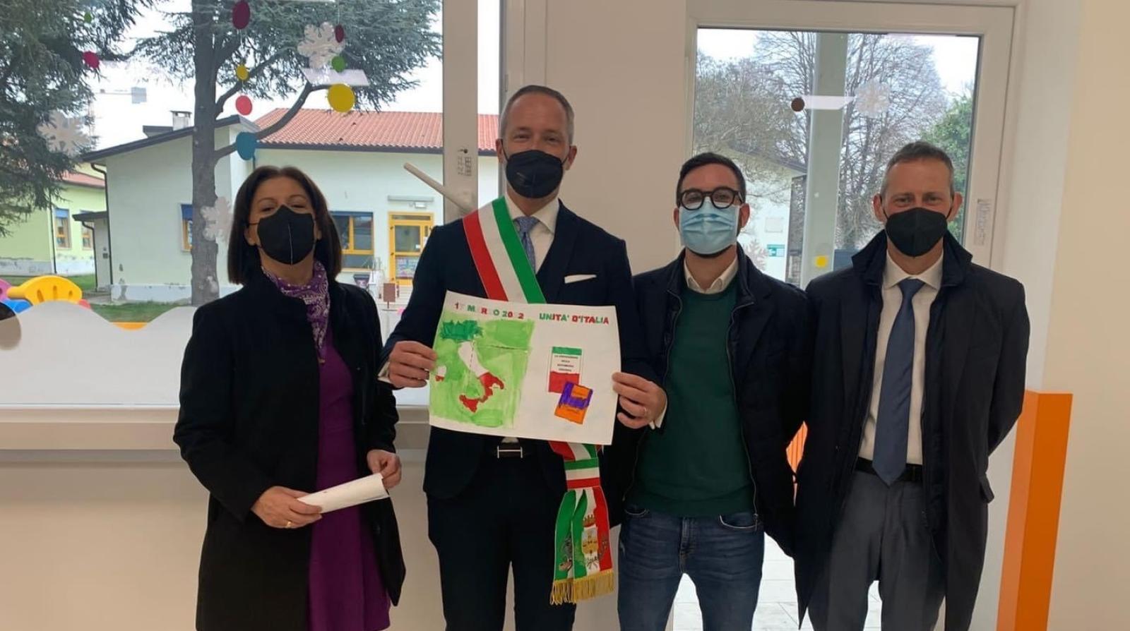 I bimbi cantano l'Inno di Mameli per accogliere la giunta