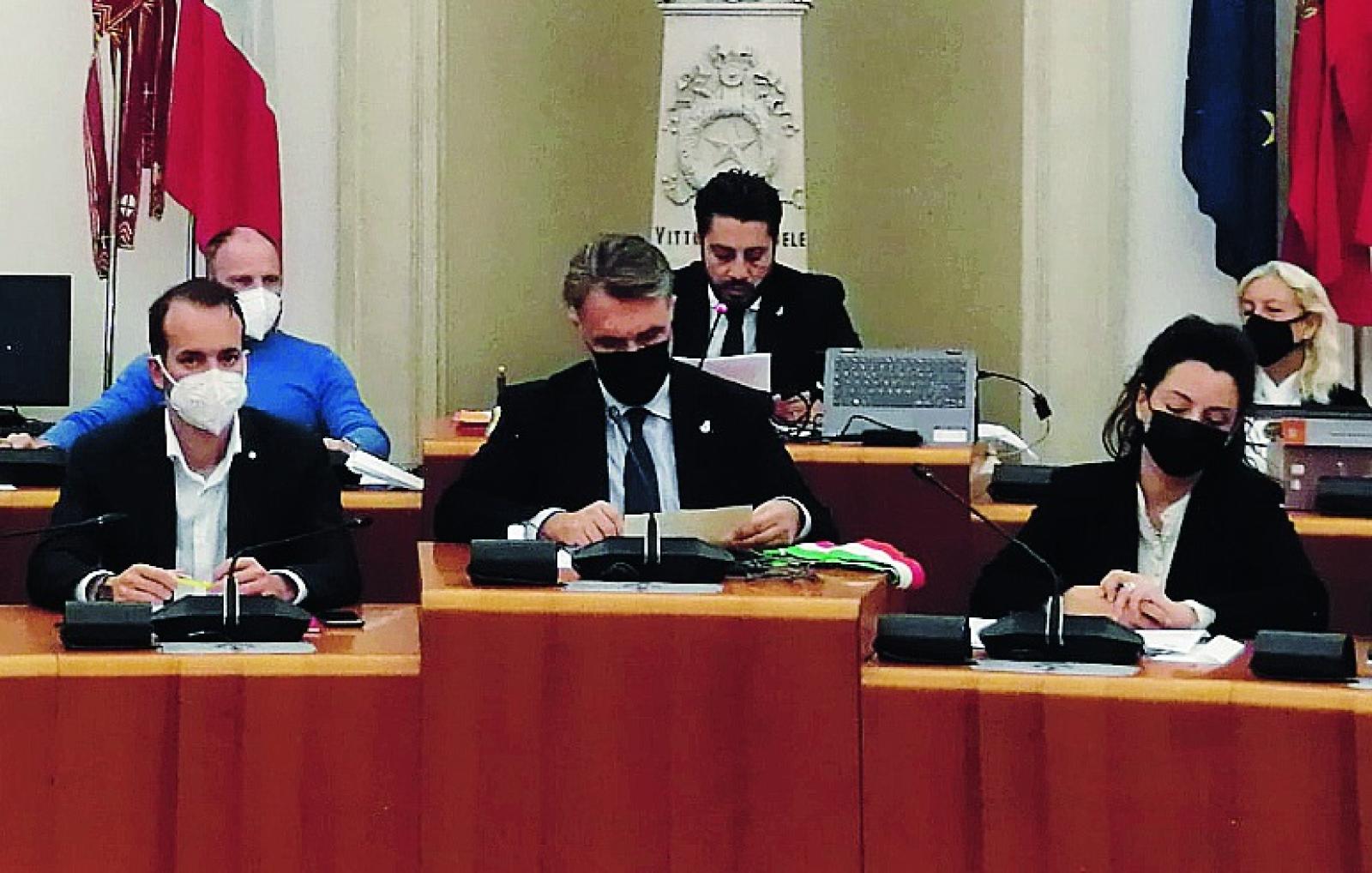 Mozione &ldquo;strategica&rdquo; tira e molla