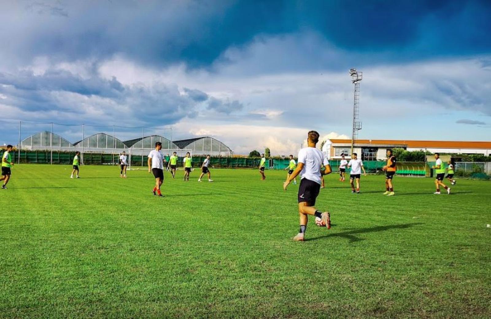 Vandali al campo di Ca' Lino, danni e furto di un defibrillatore