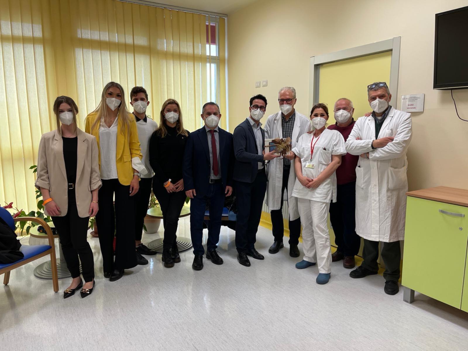 Il lions dona un tablet all'ospedale