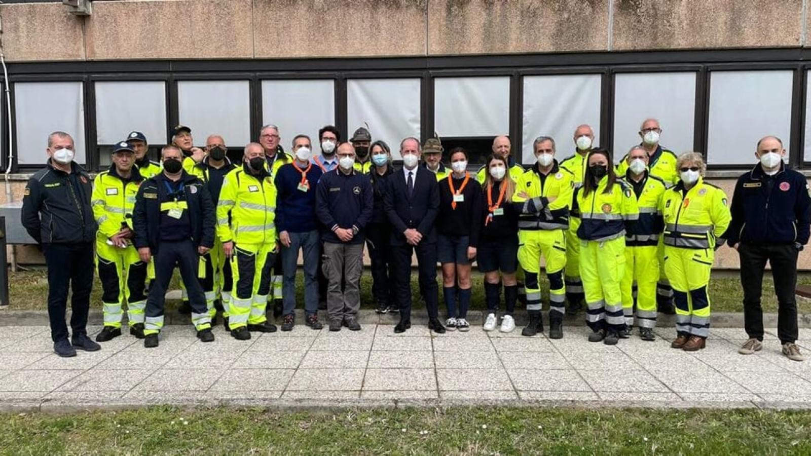 Bimbi arrivati soli, con un numero di telefono stampato sul braccio