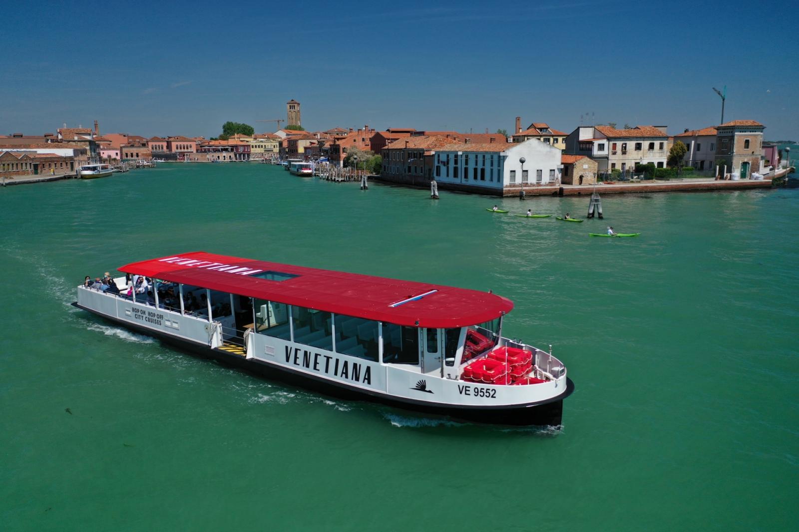 In laguna col battello ecosostenibile