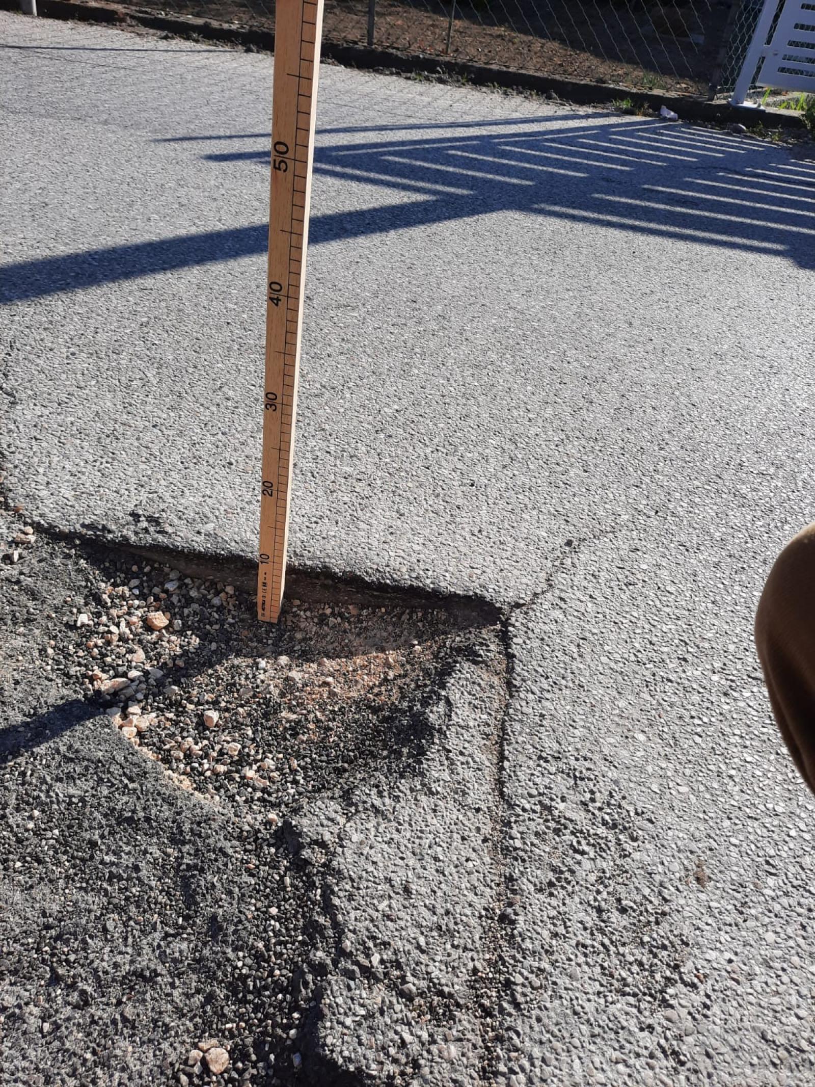 Il sindaco: "La buca non era stata segnalata agli uffici"