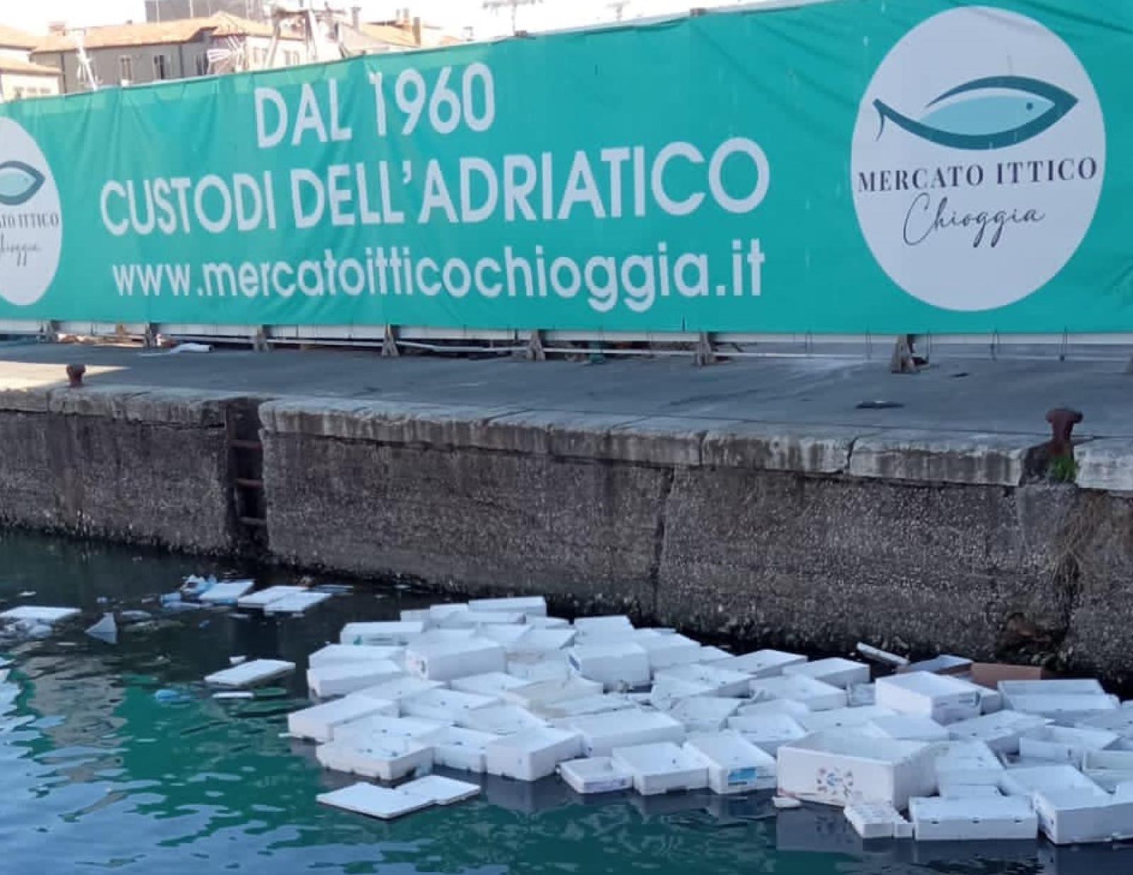 Le cassette deturpano il canale, subito rimosse