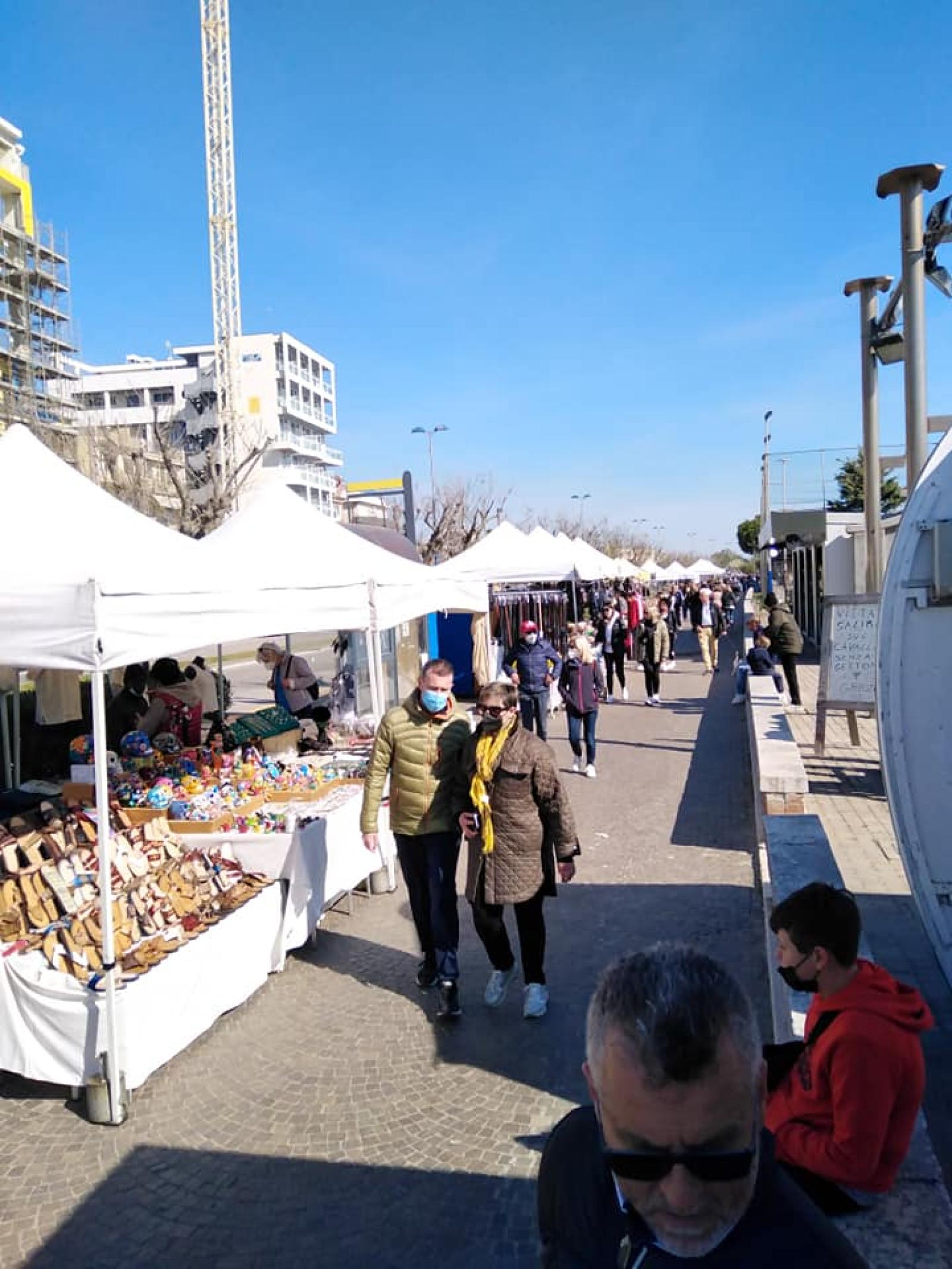 Mercatini sul lungomare, un successo