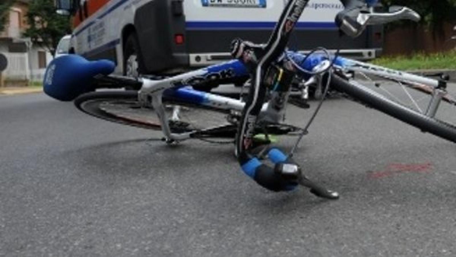 Pirata della strada falcia ciclista e scappa