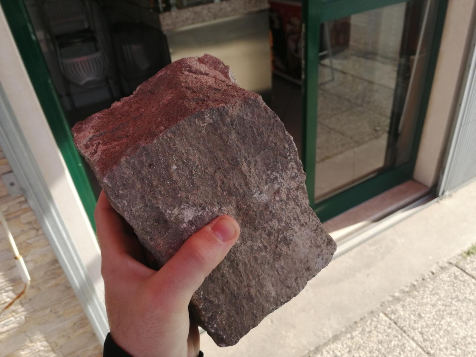 Spaccata in pizzeria, solo danni