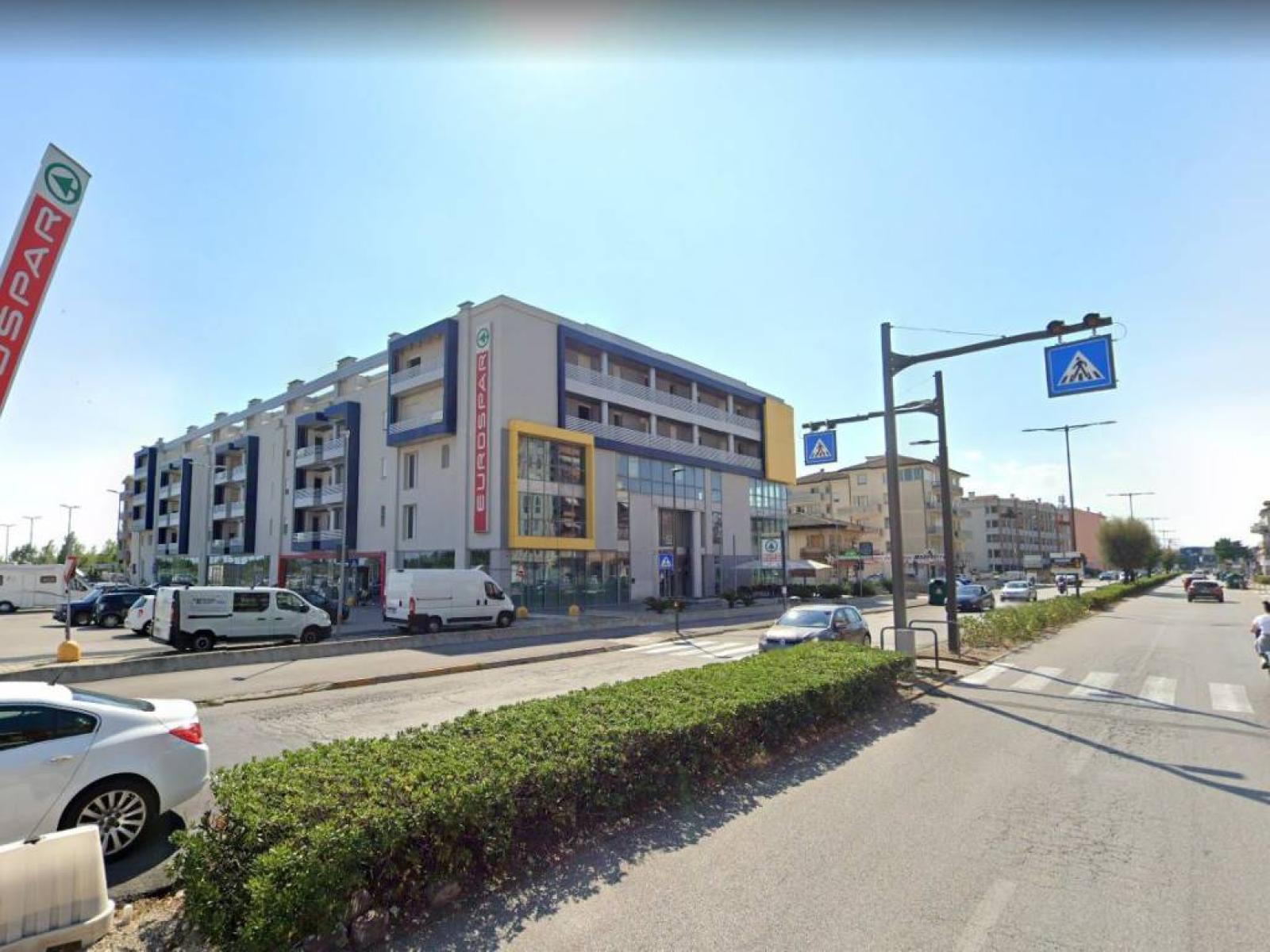 Auto travolge una coppia