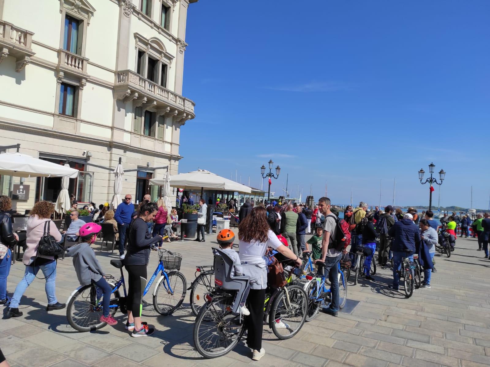 Un vaporetto dedicato ai ciclisti da Isola Unione a Pellestrina