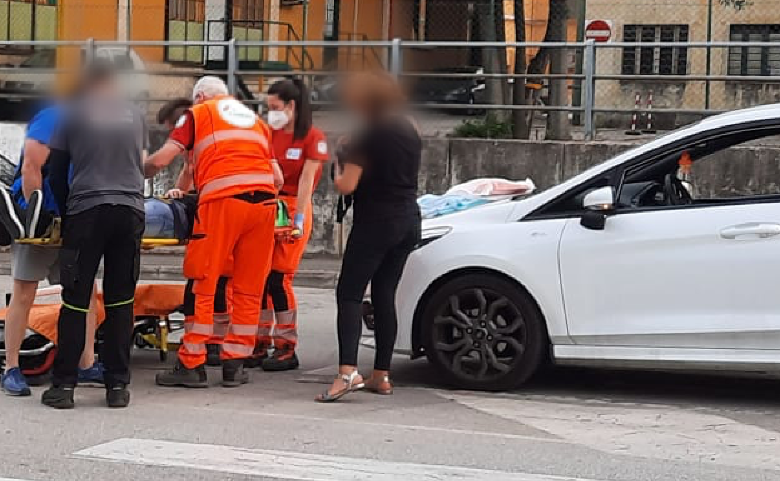 Tampona un'auto e scappa: beccato dalla videosorveglianza
