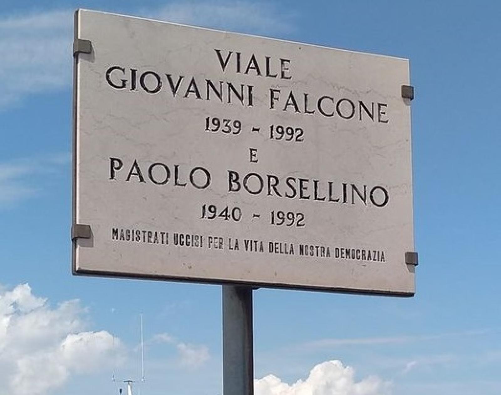 Una lapide nel ponte della Concordia ricorda le due stragi che fanno 30 anni