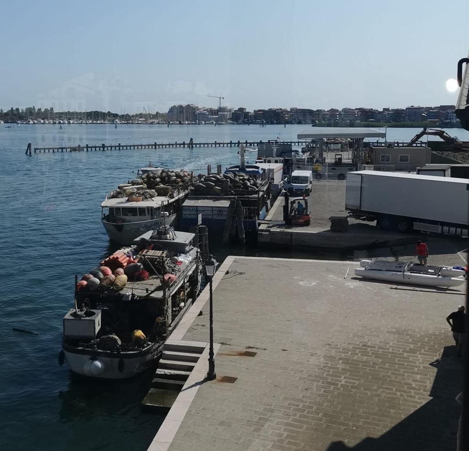 "Commercio illegale allo sbarco di Punta Poli"