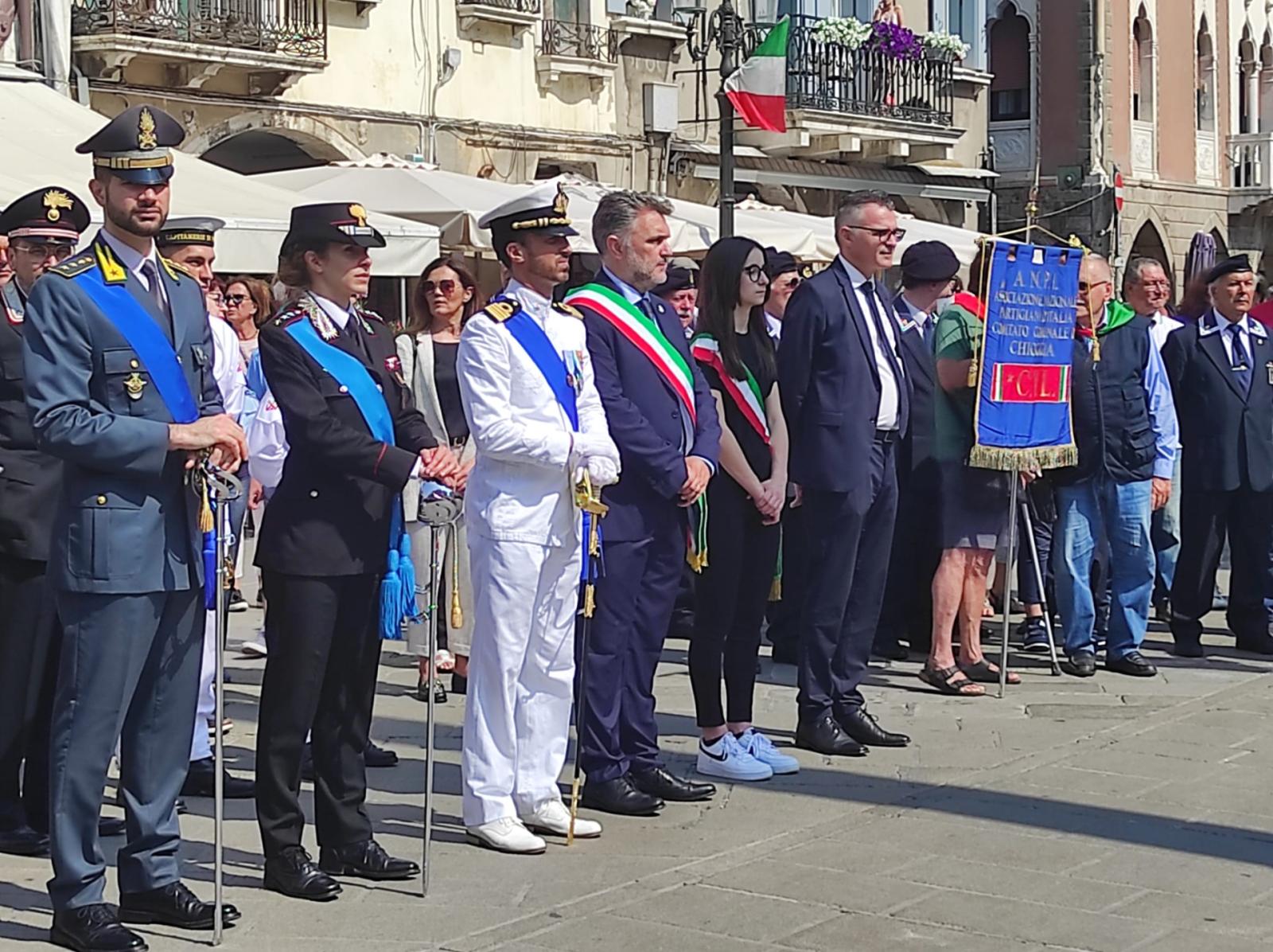 Un tributo solenne al Paese: presenti autorit&agrave; e giovani