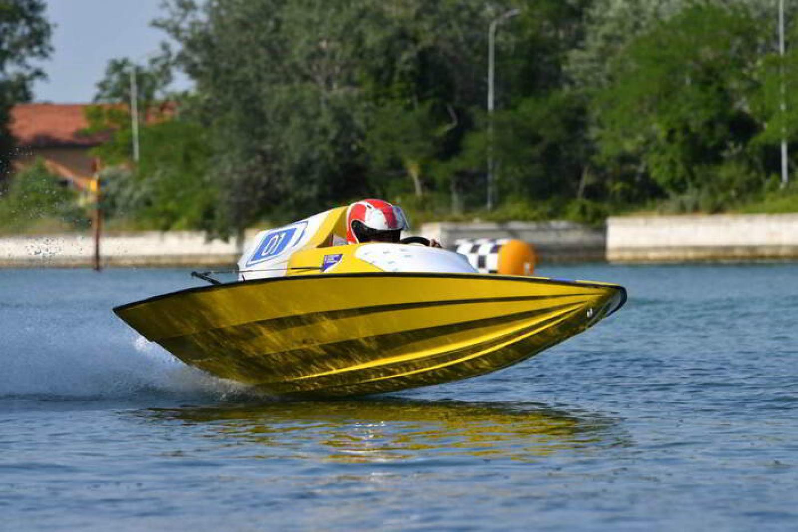 Michela Tiozzo vince la gara delle barche elettriche